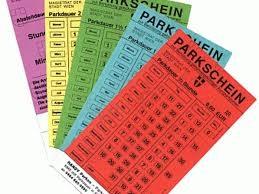 Bildrecht: Freepik Mehrere unterschiedlich farbige Wiener Parkscheine, aufgefächert nebeneinander liegend.